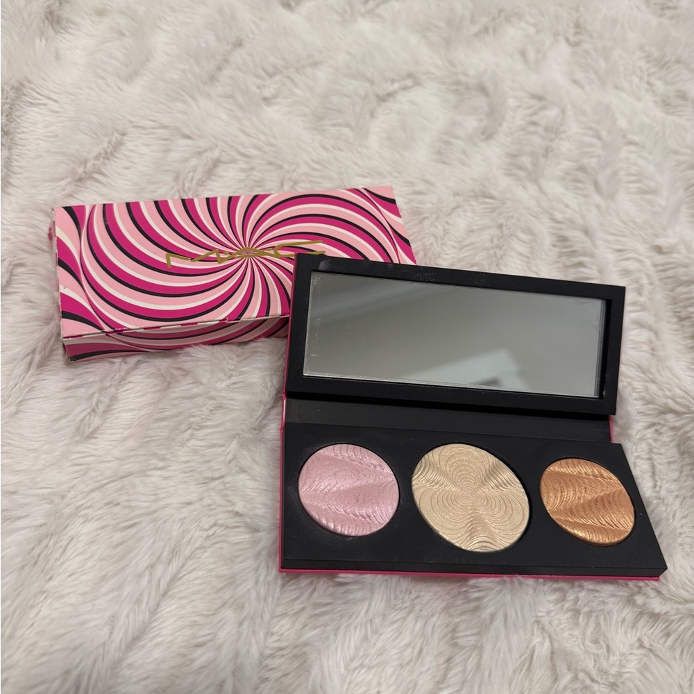 MAC Cosmetics Step Bright Up Extra Dimension Skinfinish Palette: Light